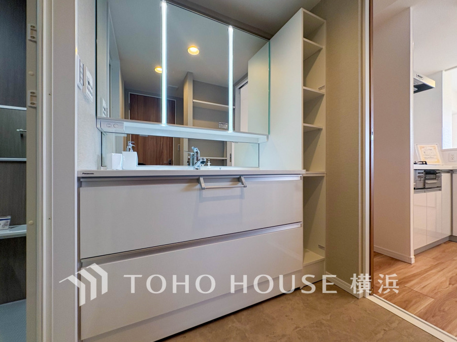 収納豊富で使いやすい洗面化粧台。清潔感あふれる空間で毎日の身支度が快適に。