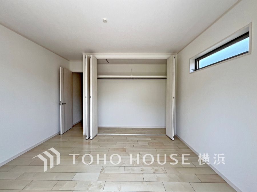 大きな窓からたっぷりと陽光が注がれる明るい空間。家族の成長に対応できる永住仕様の間取り。時を忘れて過ごす場所として過ごせるお部屋。