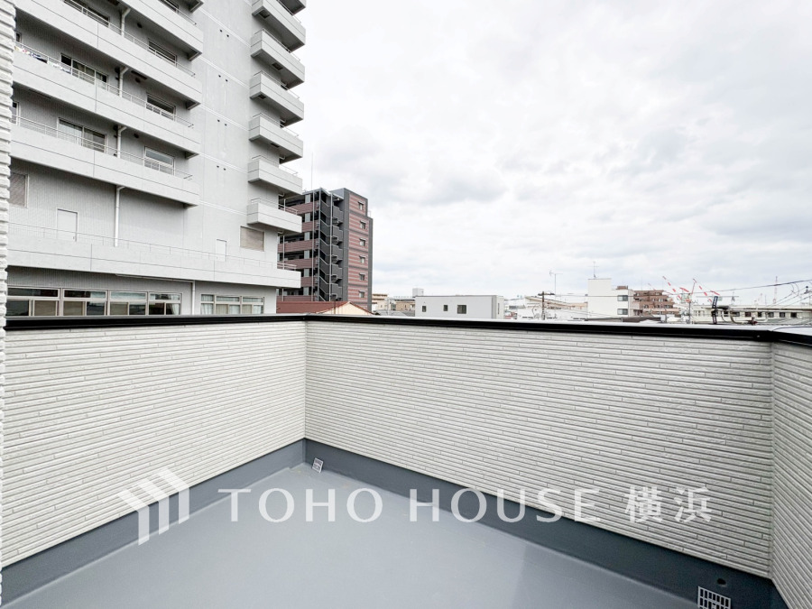 暮らしの中で光と風を演出してくれるバルコニー、見事なまでの開放的な空間を演出しながら、プライベート性も確保された空間は我が家の自慢。