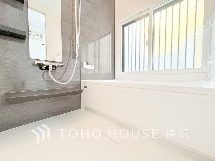 心地よいリラックスを叶える清潔感溢れる美しい空間。快適で機能的なバスルームです。
