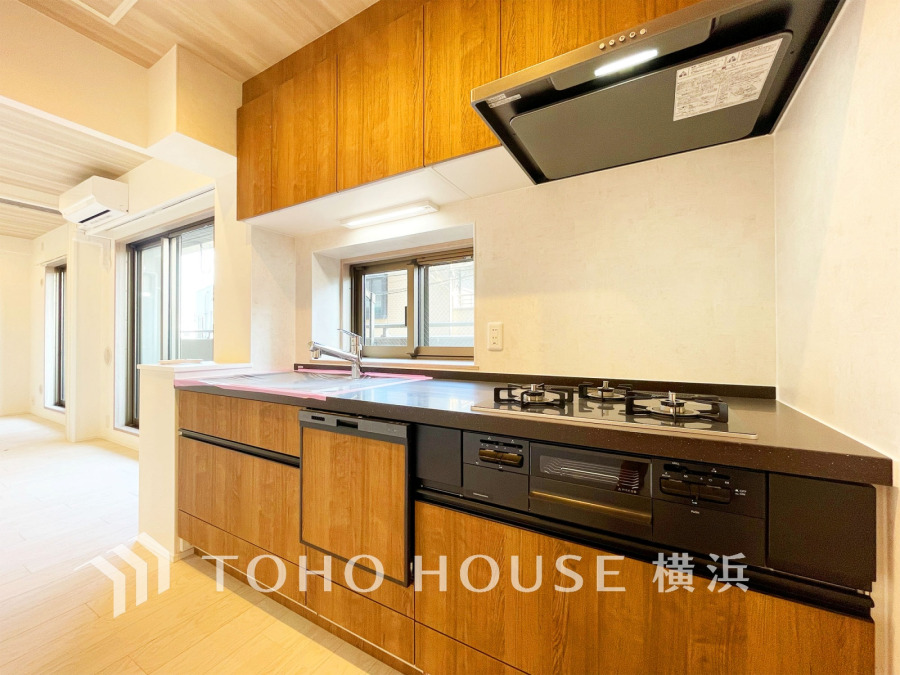 内装の主役でもあり、日常活躍する重要な水回りでもあるからこそ機能性・デザイン性に力を入れております。お手入れのしやすいシステムキッチンを採用しております。窓に面し明るい空間です。