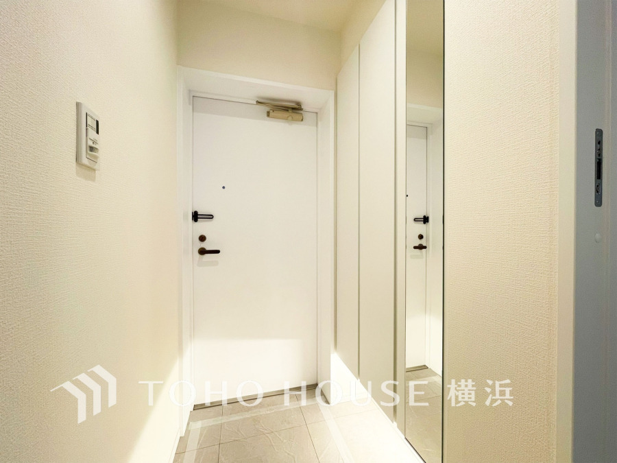 白を基調とした上質感漂う玄関と廊下。居住者の帰り、訪れる方を優しく迎える・安らぎに満ちた生活空間を予感させる。健やかな暮らしを楽しめそう。