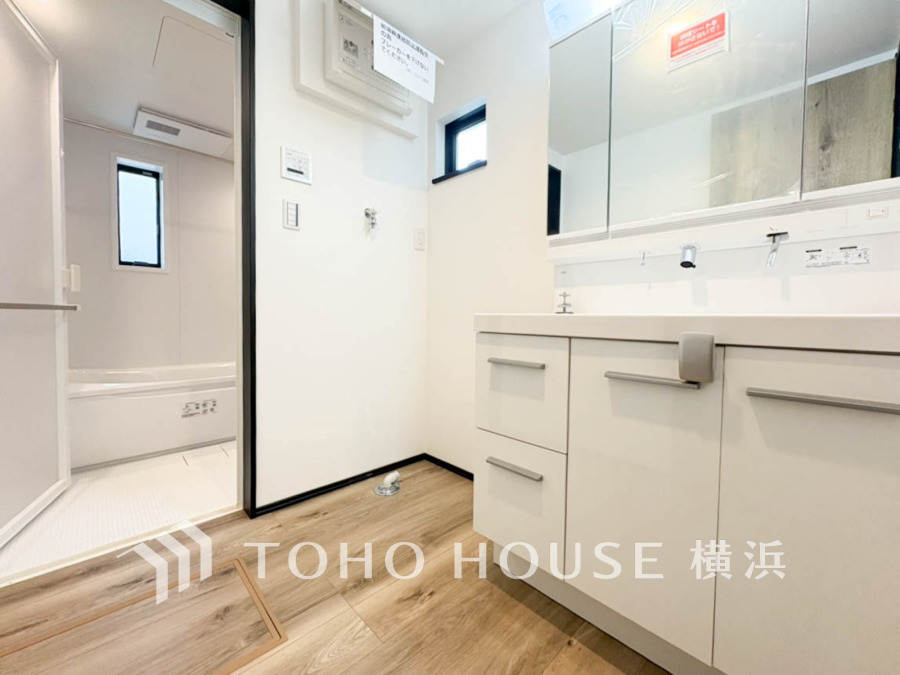 脱衣スペースを含む空間はゆとりの広さを設け、また洗面化粧台にも収納スペースを設ける事により、散らかりやすい洗面スペースをスッキリ保てます。