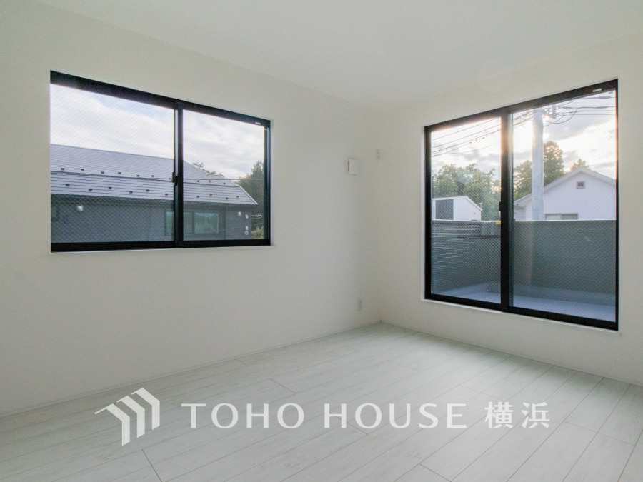 晴天の輝きと共に差し込む暖かな陽射しを愉しむことのできる空間。時には雨音が刻むリズムとハーモニーに耳を澄まし、煌く星空を眺める、そんな日常がここにあります。