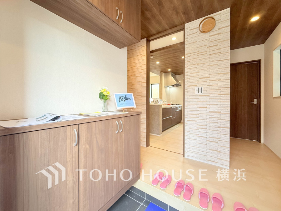 上質感漂う玄関と廊下。居住者の帰り、訪れる方を優しく迎える・安らぎに満ちた生活空間を予感させる。健やかな暮らしを楽しめそう。