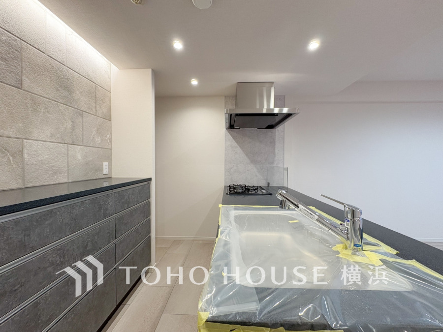 キッチン背面に収納棚を設置しました。統一感のある空間は美しく、機能性も良好です。
