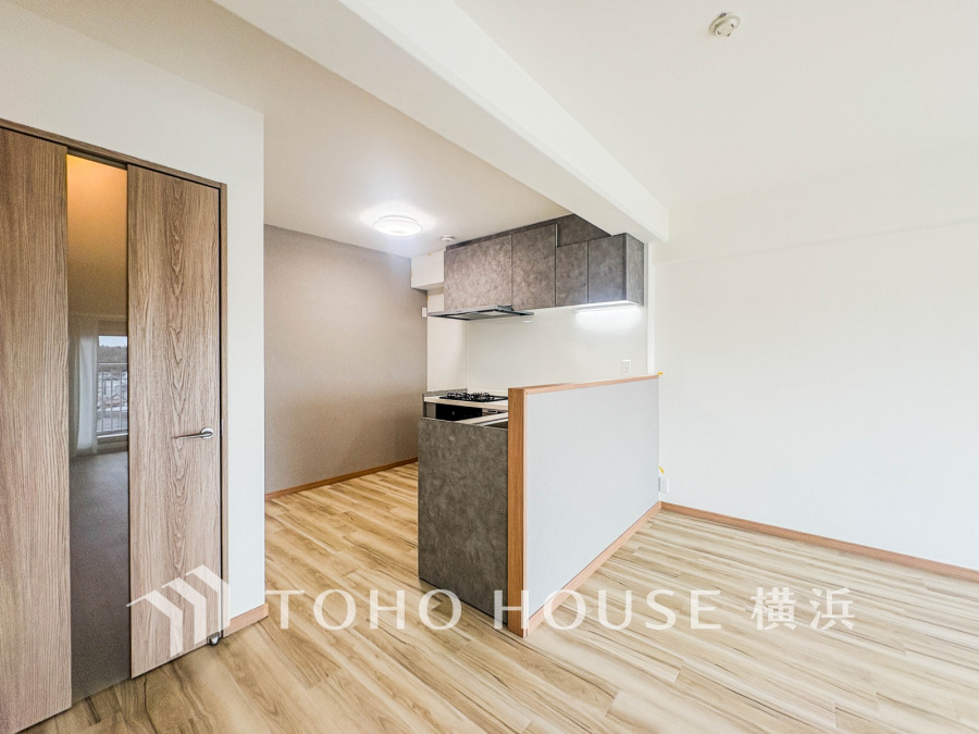 使い勝手の良い設備のキッチンで効率よくお料理もできます。食する料理に家族が舌鼓を打ち自然と笑いが絶えない空気感がそこに広がります。自慢の腕をふるってください。