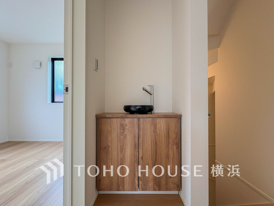 十分な大きさの洗面台は収納もさる事ながら、身だしなみチェックや歯磨きなど、朝の慌ただしい時間でもホテルライクなスペースで余裕とゆとりを感じて頂けます。