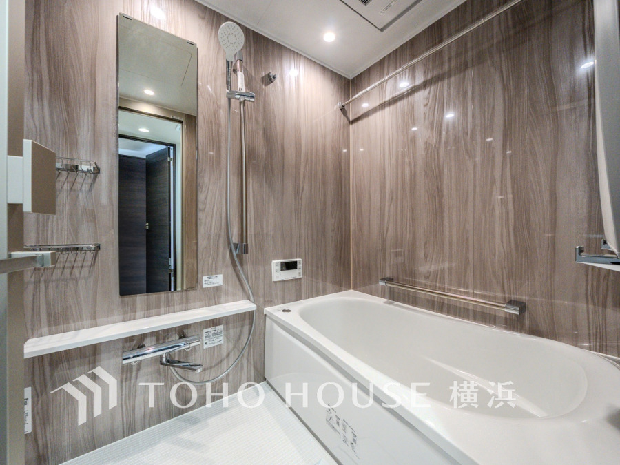 上質が感じられる質感とカラーリングで、清潔な空間美を実現。一日の疲れが癒される優雅なバスタイムを堪能できるゆとりあるバスルームです。