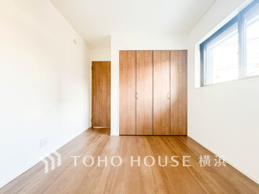 明るい光が差し込むシンプルで清潔感のある洋室。大容量の収納付きで使い勝手も良好です。