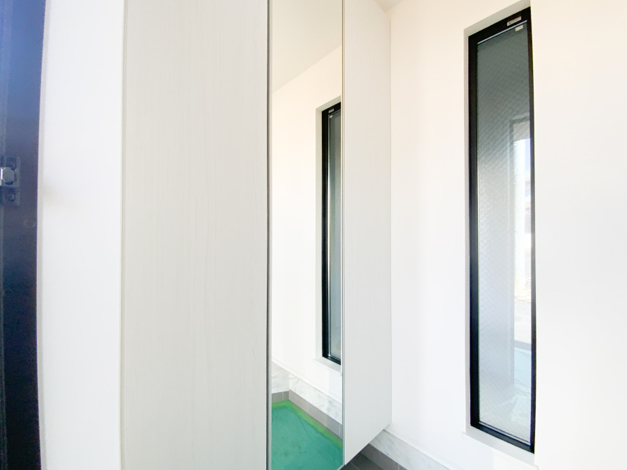 清潔感溢れる玄関がお出迎えする本邸宅の物語は、ここから始まる日常を期待させます。この場所には「希望」と「優越」で包み込んでくれる「特別」な空間があります。