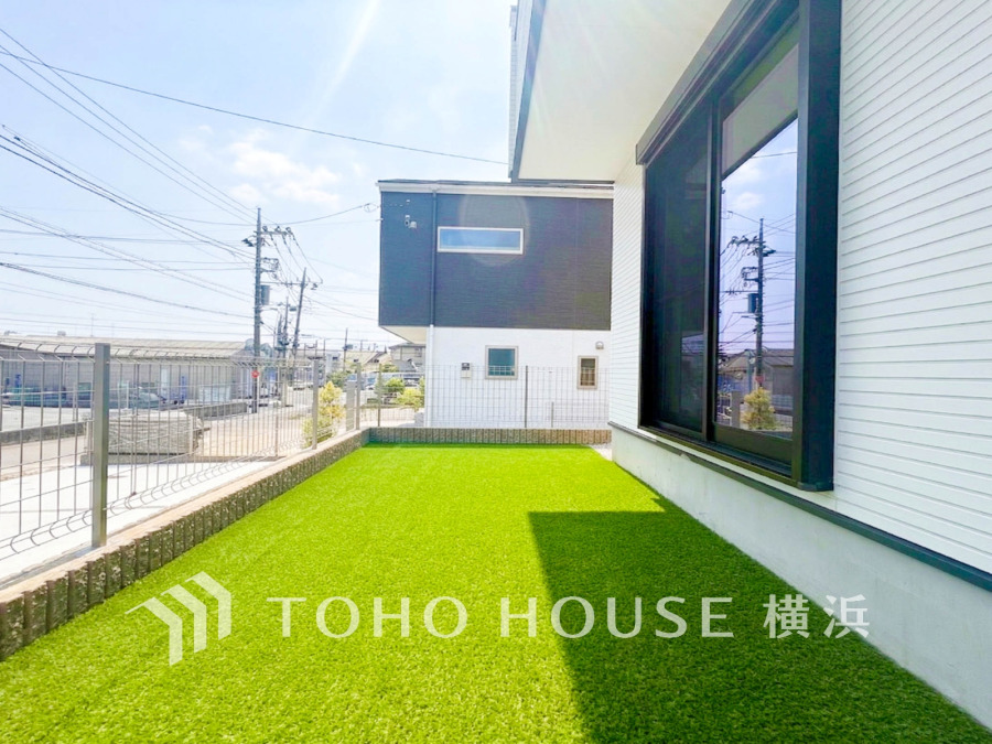 陽当たり良好なの庭付きで、ゆったりとしたくつろぎの空間を実現しています。