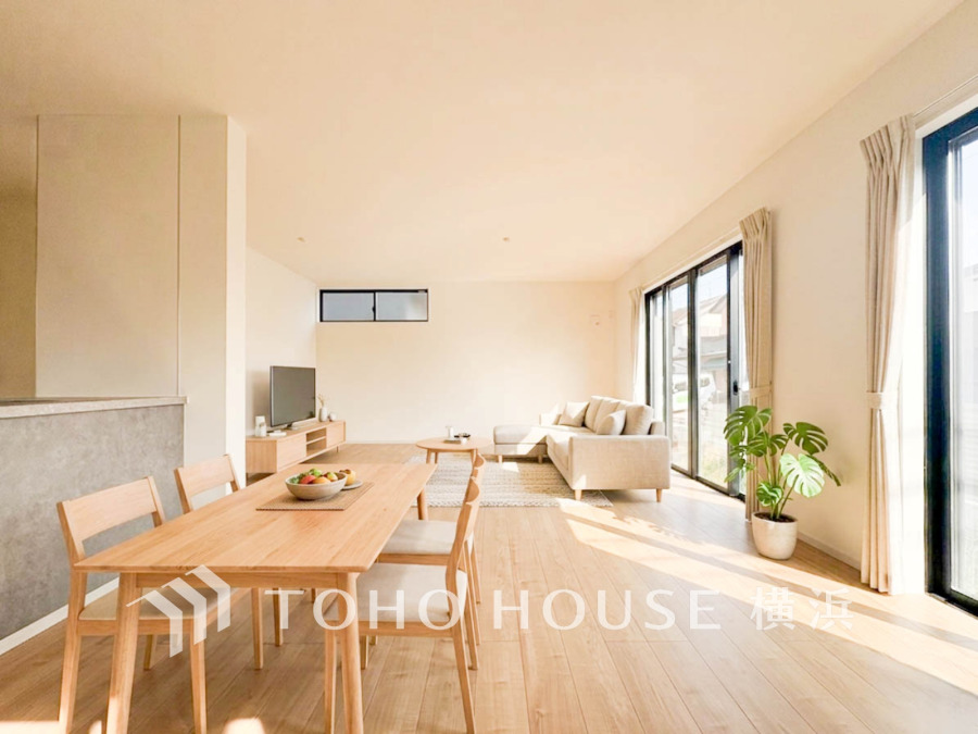 南向きの大きな窓からたっぷりと光が入る明るい空間。（家具・装飾品はAI加工です）