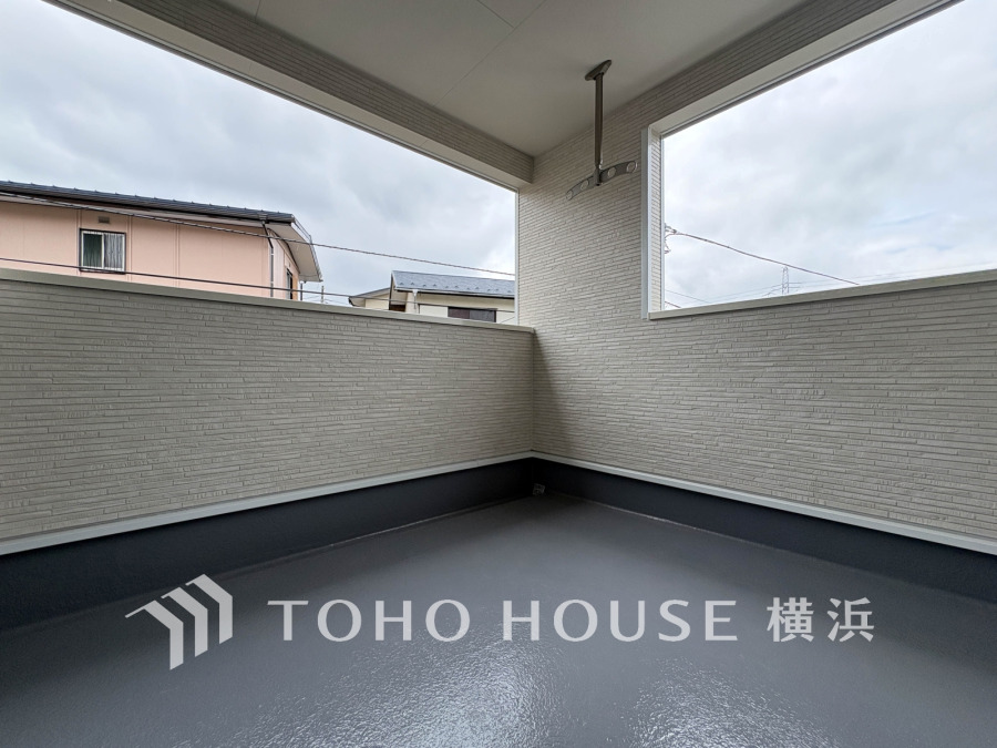 インナーバルコニーは雨の日も安心の屋根付き。ゆとりある空間には洗濯物もたくさん干せますね。