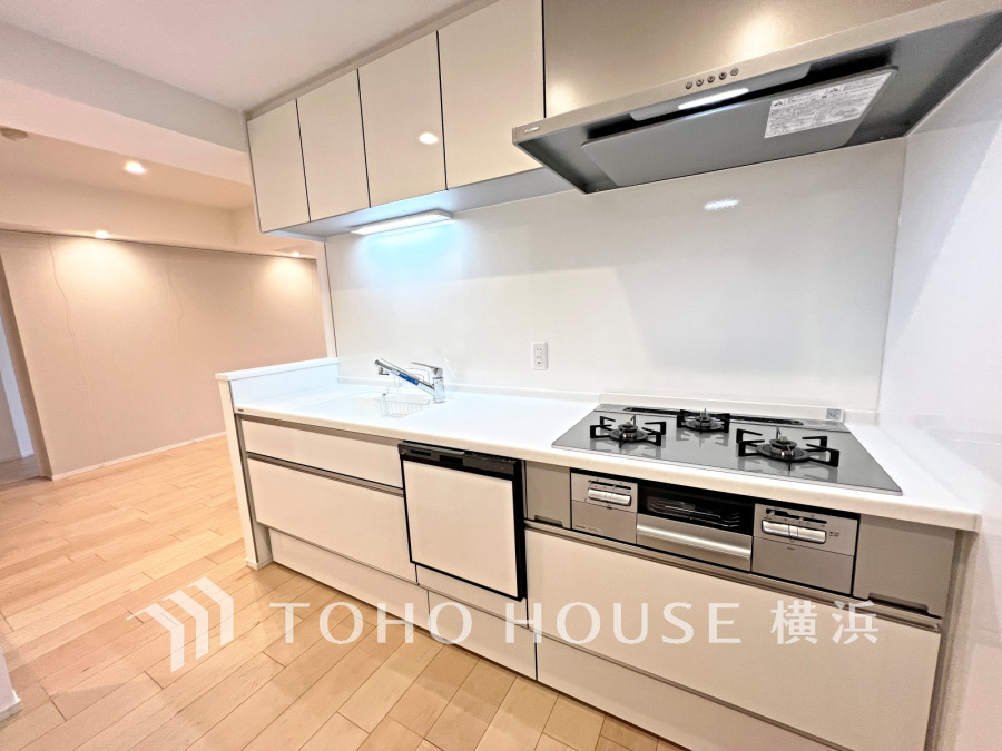 作業に集中しやすい独立型のキッチン。新規交換されたシステムキッチンの清潔感あふれる空間です。
