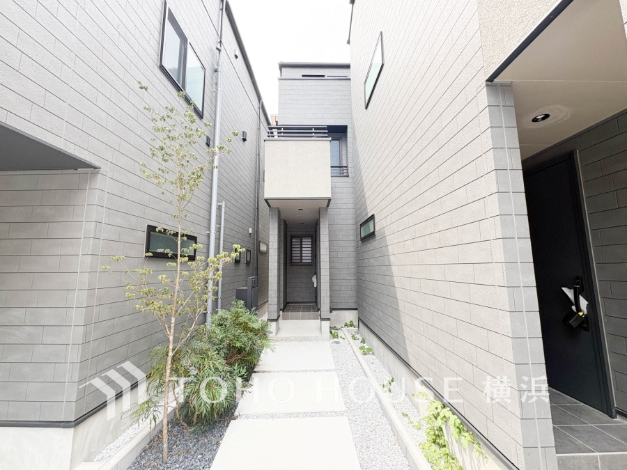 通りから一歩入った位置に建つお住まいなので、外からの視線が気になりにくく、プライバシーが保たれる印象です。