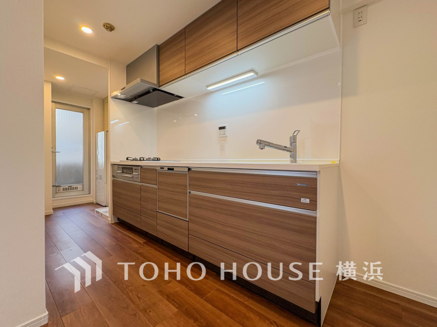 内装の主役でもあり、日常活躍する重要な水回りでもあるからこそ機能性・デザイン性に力を入れております。お手入れのしやすいシステムキッチンを採用しております。