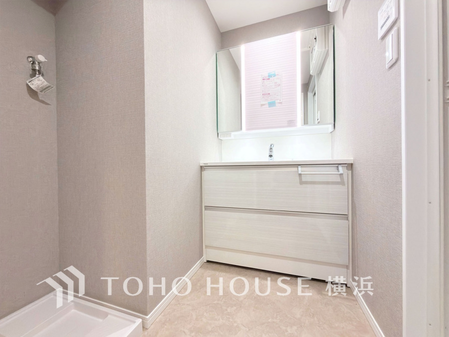 十分な大きさの洗面台は、身だしなみチェックや歯磨きなど、朝の慌ただしい時間でも余裕とゆとりを感じて頂けます。