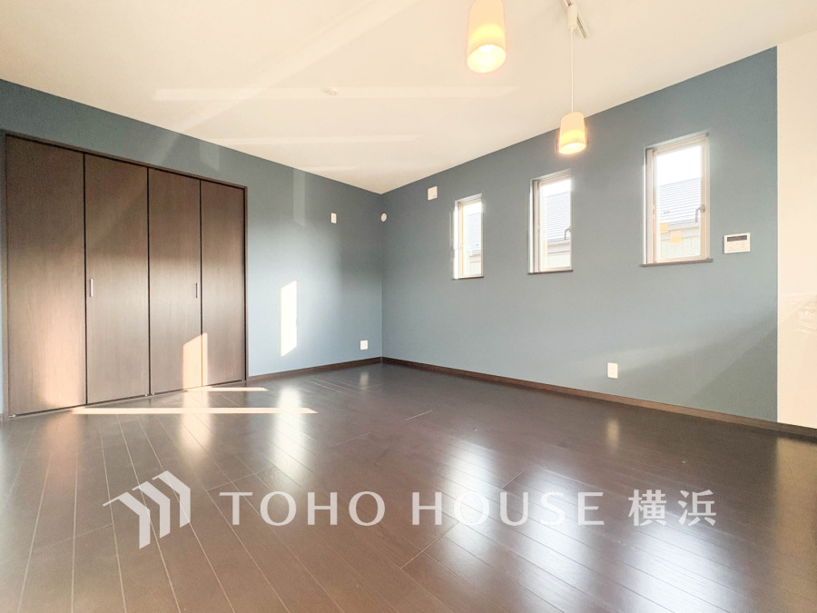 広々としたリビングダイニングは、シックでモダンな内装。落ち着いた雰囲気に包まれて、伸びやかな空間の中で、ゆったりと家族団らんのひとときを過ごせます。