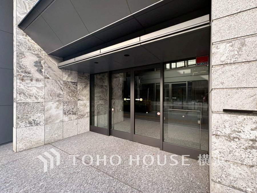 エントランスは毎日の行き帰りで使う大事な空間です。明るい基調で華やかなデザインなので、毎日も気持ちよく、またご友人なども素敵に迎え入れられます。