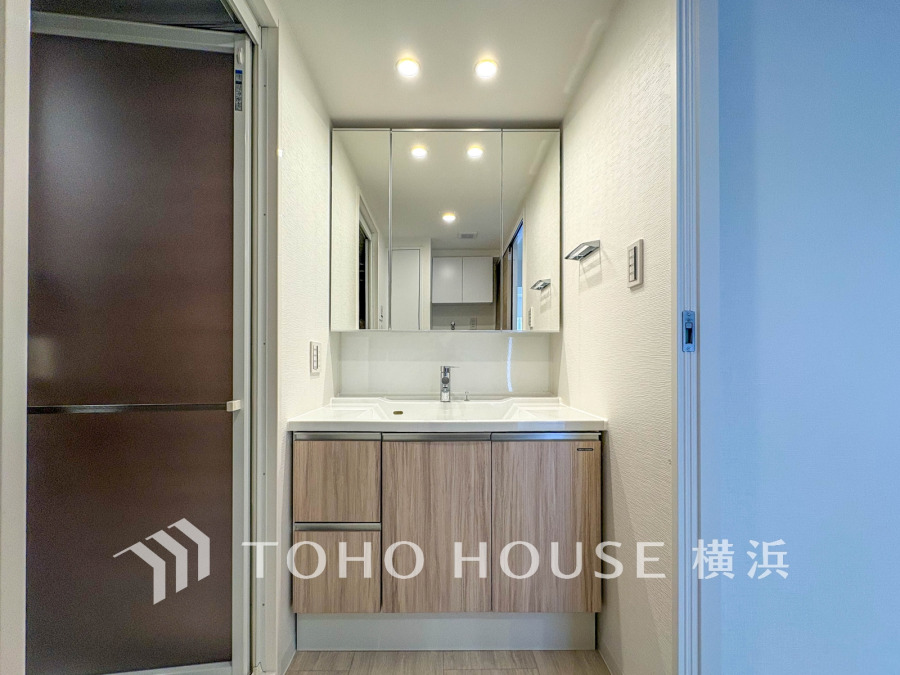 清潔感のあるプライベート空間は、身だしなみチェックや肌のお手入れに最適です。収納もあり、スッキリと見映えの良い空間に拵えました。時間に余裕とゆとりを持たせます。