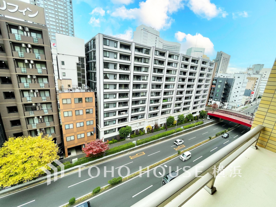 都会の中心に位置し、バルコニーからは開放的な街並みと交通の利便性を感じられます。