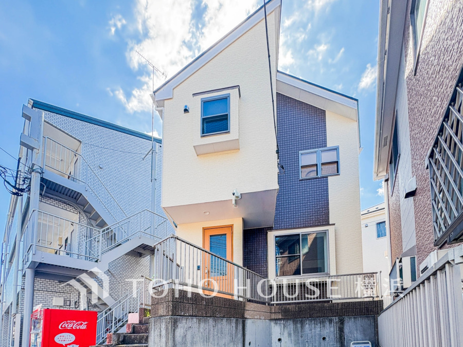 ふりそそぐ陽射しと開放的な空間形成。青空を背景に更なる美しさを醸す佇まい。暖かな陽光と爽やかな風がハーモニーを奏でる上質な空間を愉しむ暮らしがここにある。