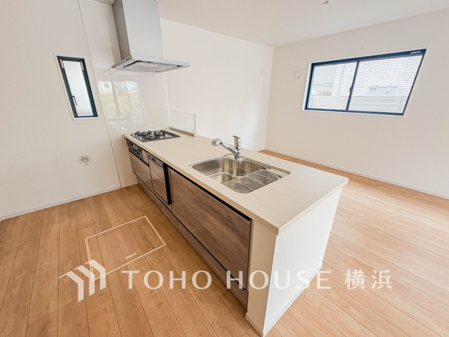 スタイリッシュな対面キッチンを採用。リビングが見渡せるので、お子様を安心して遊ばせながら家事ができ、リビング学習をするお子様にも声がかけやすい自然な距離感。 