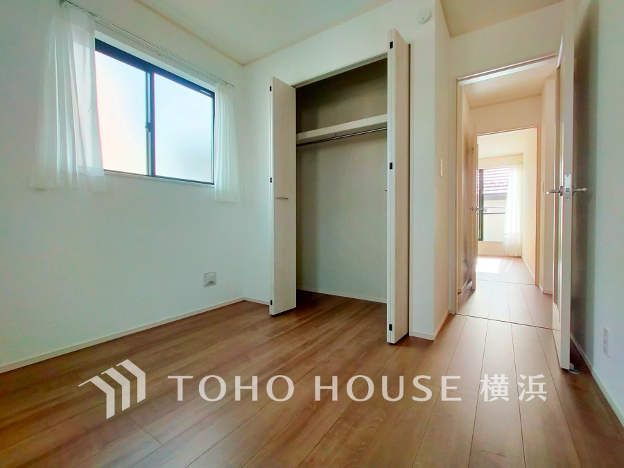 シンプルな内装と明るい空間で、自分らしい空間づくりを思い切り楽しめそうです。穏やかな陽射しが、ゆったりとした寛ぎの時間を包みます。