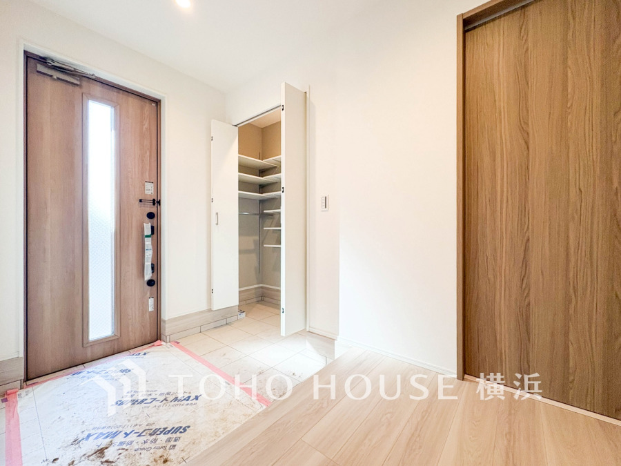 清潔感溢れる玄関がお出迎えする本邸宅の物語は、ここから始まる日常を期待させます。この場所には「希望」と「優越」で包み込んでくれる「特別」な空間があります。