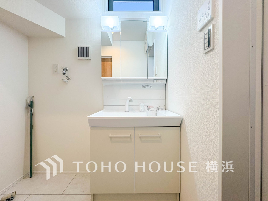 清潔感のあるプライベート空間は、身だしなみチェックや肌のお手入れに最適です。収納もあり、スッキリと見映えの良い空間に拵えました。時間に余裕とゆとりを持たせます。