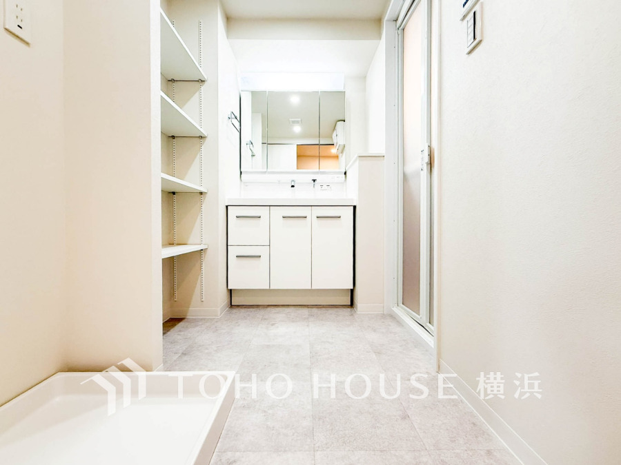 十分な大きさの洗面台は、身だしなみチェックや歯磨きなど、朝の慌ただしい時間でも余裕とゆとりを感じて頂けます。