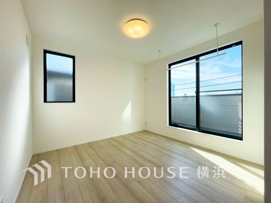 採光もアクセントの一つとして。プライベートルームにはやさしい光が射し込んでいて、この明るい好みの空間で読書をしたり、音楽を聞いたりと一人の時間も充実したものにできます。