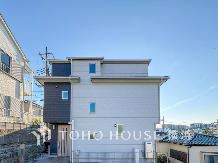 爽やかな青空の下に贅沢なほどに降り注ぐ陽光、豊かな居住性と、クオリティが見事に調和した住空間は、住まうことの喜びを感じさせてくれます。