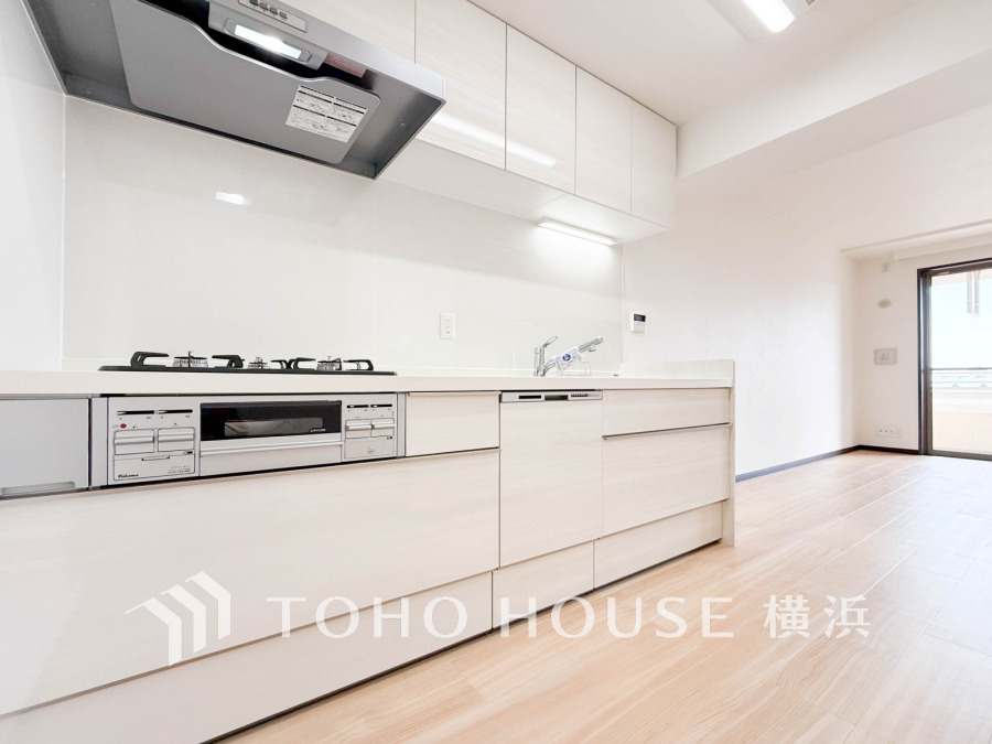 開放的なキッチンはリビングとの一体感のある明るい空間。