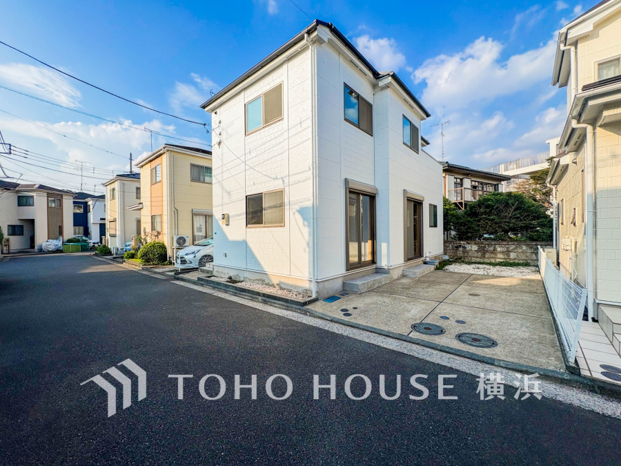 長津田駅徒歩10分の閑静な住宅街。新規内装リフォームされた邸宅。カースペースには２台駐車可能です（車種によります）