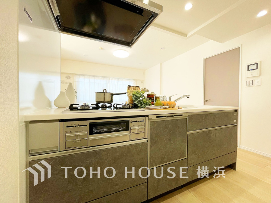 広く取られた対面キッチンは、リビングで寛ぐご家族と会話をしながらお料理が出来ます。高級感のあるカラーで空間をより上質な雰囲気にした、清潔感のあるデザインです。