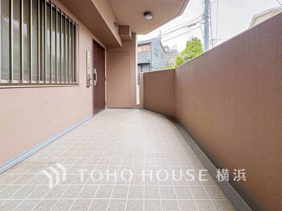 上質感漂う玄関と廊下。居住者の帰り、訪れる方を優しく迎える・安らぎに満ちた生活空間を予感させる。健やかな暮らしを楽しめそう。