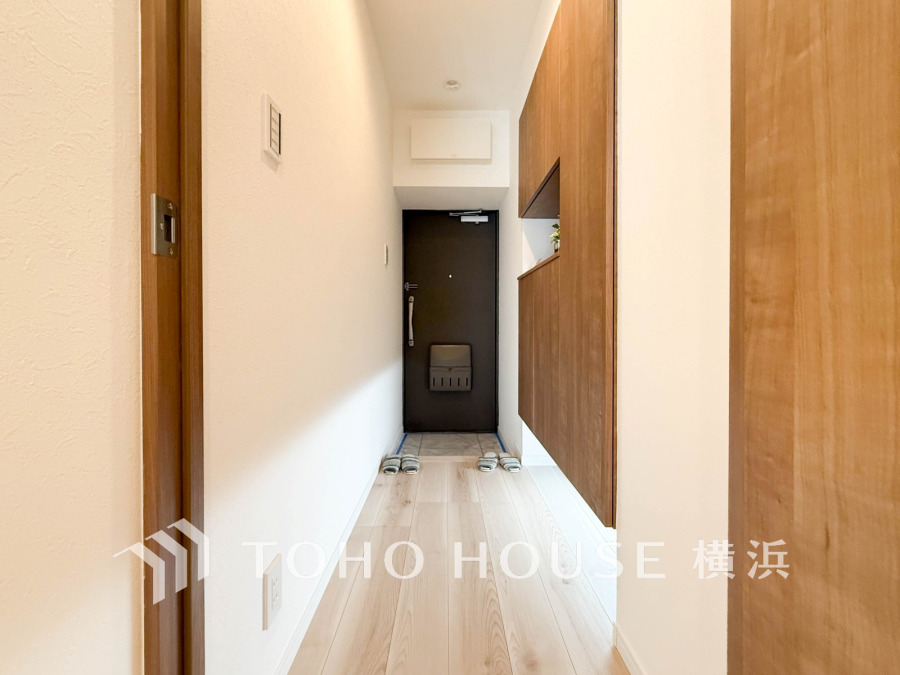 上質感漂う玄関と廊下。居住者の帰り、訪れる方を優しく迎える・安らぎに満ちた生活空間を予感させる。健やかな暮らしを楽しめそう。