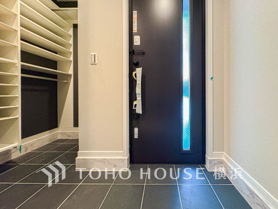 豊富な収納を叶えるのシューズインクローゼット付き玄関。