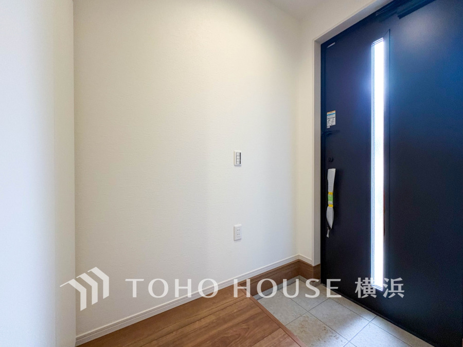 採光窓付きの玄関ドアで明るく、シンプルかつ清潔感のある玄関スペースです。