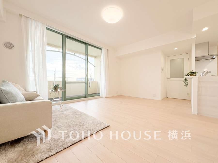 光と風が溢れる開放的なリビングダイニングには自然と家族みんなが集まってきます。明るく穏やかな空気の中で飲んだり、食べたり、笑ったり。