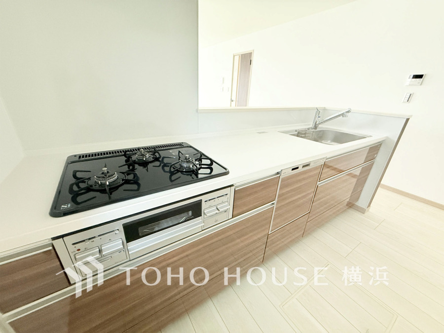 明るい自然光が入る対面キッチン。ご家族みんなで作業してもゆとりの空間。調理がしやすく余裕の広さ。LDKを見渡せるオープンな空間なので、家事をしながら会話も弾みます。