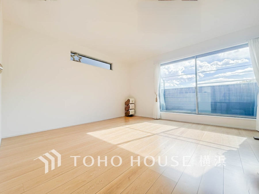 家族みんなが爽やかに健やかに過ごせるように、溢れる光をたっぷり取り込んだリビングダイニング。集いの場、憩いの場としての快適性を求めたやすらぎの空間です。