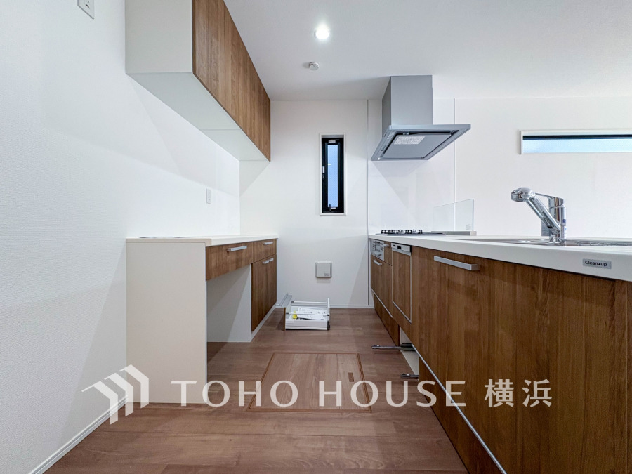 内装の主役でもあり、日常活躍する重要な水回りでもあるからこそ機能性・デザイン性に力を入れております。お手入れのしやすいシステムキッチンを採用しております。