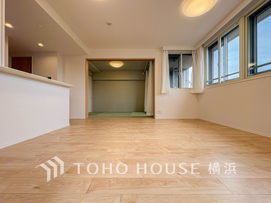 自然光が差し込む広々としたリビングと続き間の和室が、開放感と落ち着きを両立した快適空間です。