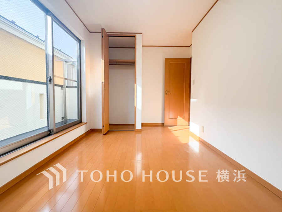 ２面採光の居室は快適な光を取り入れ、心地よい風を取り入れます♪収納スペースもあり、生活しやすい居住スペースです。