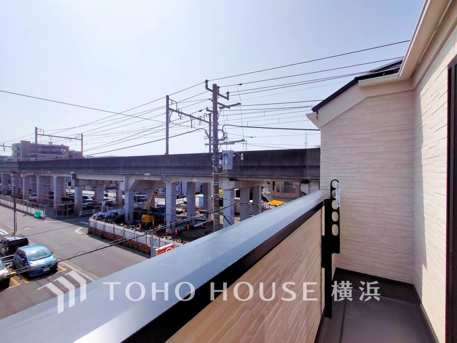 たっぷりの陽光が差し込むバルコニー。健やかな暮らしを守る太陽の恵みを存分に享受できます。爽やかな風と暖かな陽射しが紡ぐハーモニーが日々の暮らしのBGMになることでしょう。