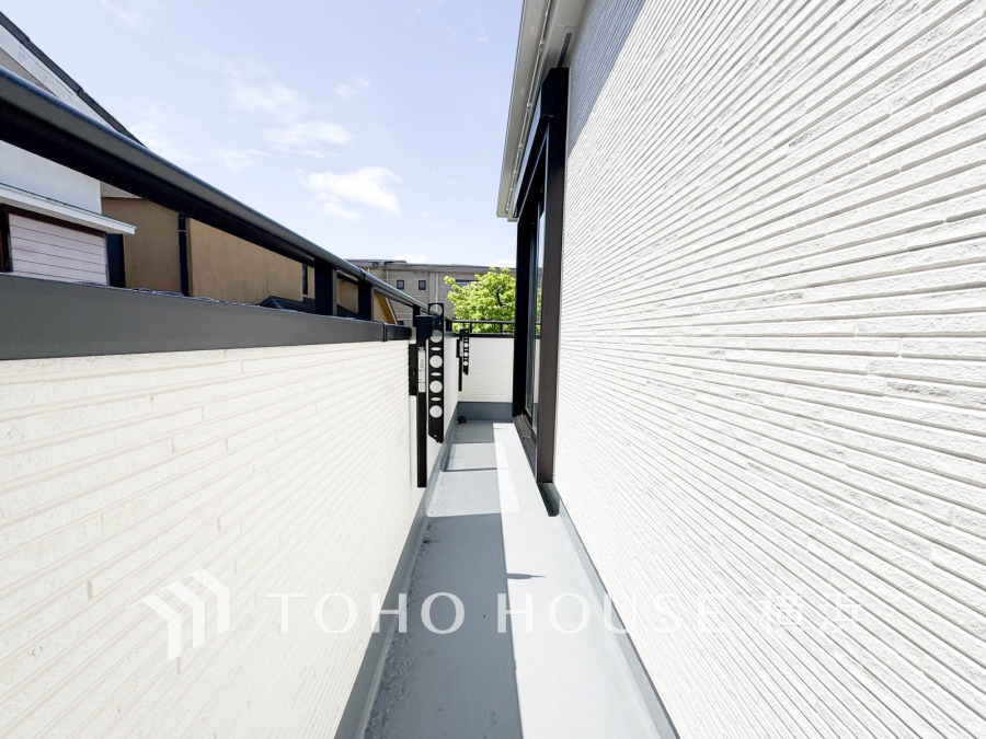 広いバルコニーは、暮らしの中での光と風を演出してくれています。見事なまでの開放的な空間をお楽しみください。