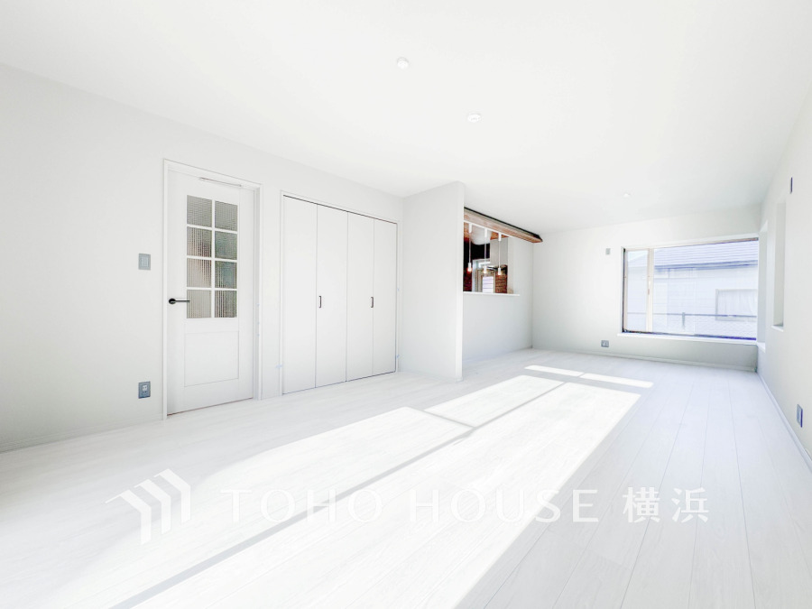 和やかで洗練された空間の演出。寛ぎとコミュニケーションを育む居心地のよい場所。やわらかな陽射しが降り注ぎ、室内に開放感と爽快感をもたらします。